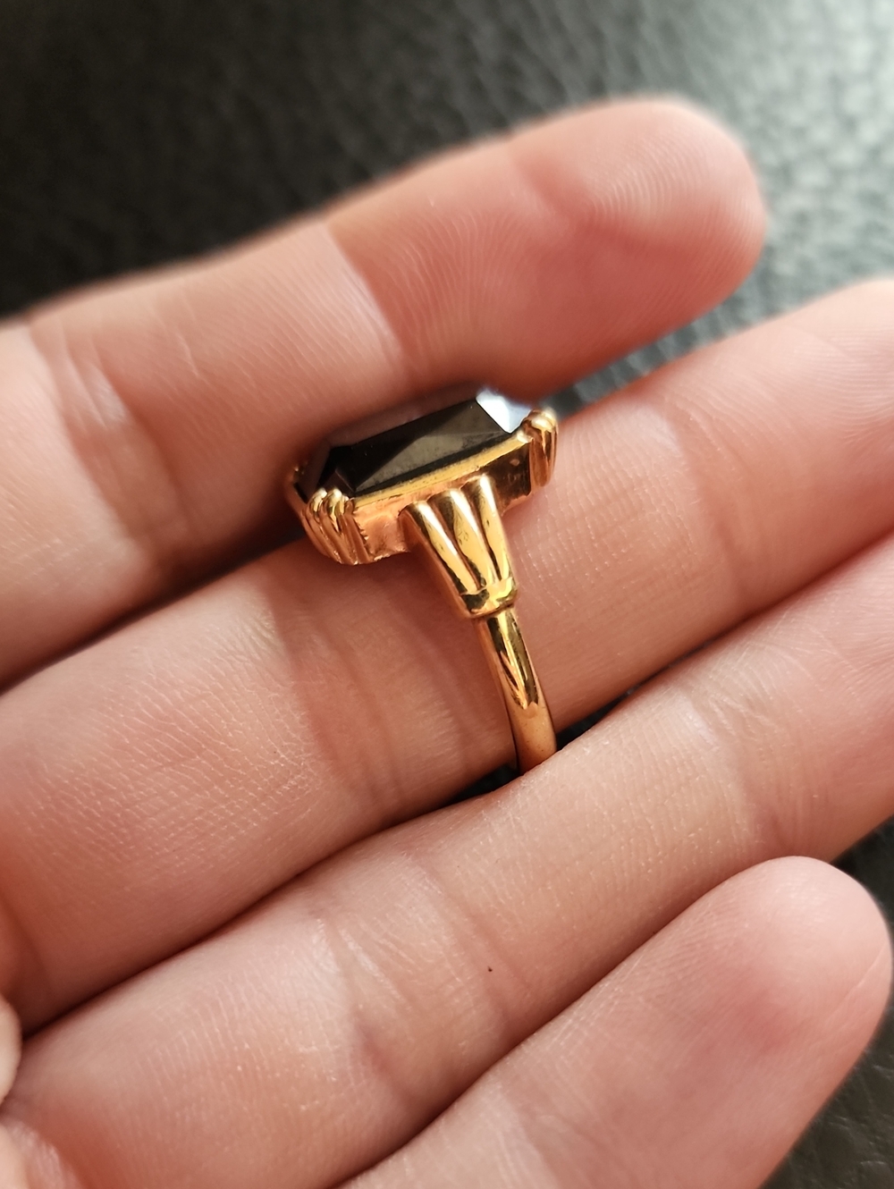 VTG Avon Gold Tone Ring with Large Black Rectangular Stone- Size 7.5 - Picture 5 of 9